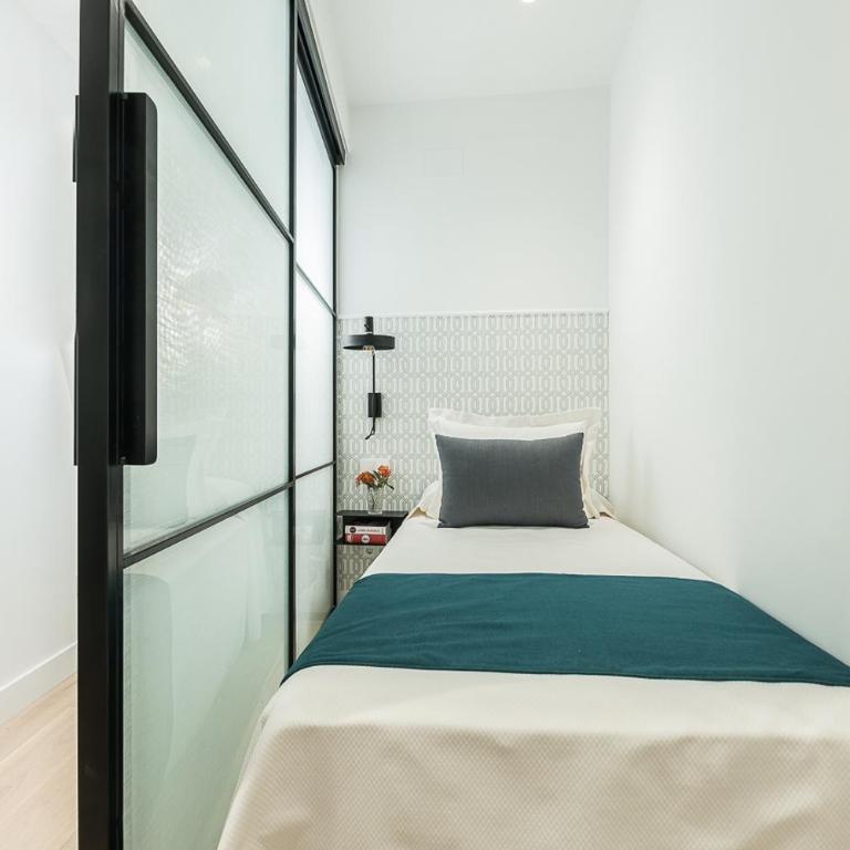 Homeclub Apartamento de Diseño en Madrid Centro - Three-Bedroom Apartment - 14