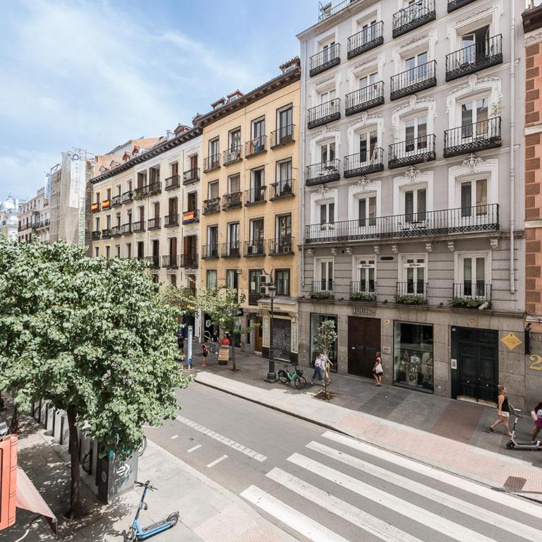 Homeclub Apartamento de Diseño en Madrid Centro - Three-Bedroom Apartment - 17