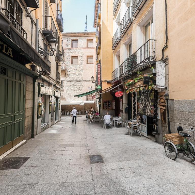 Homeclub Apartamento de Diseño en Madrid Centro - Three-Bedroom Apartment - 19