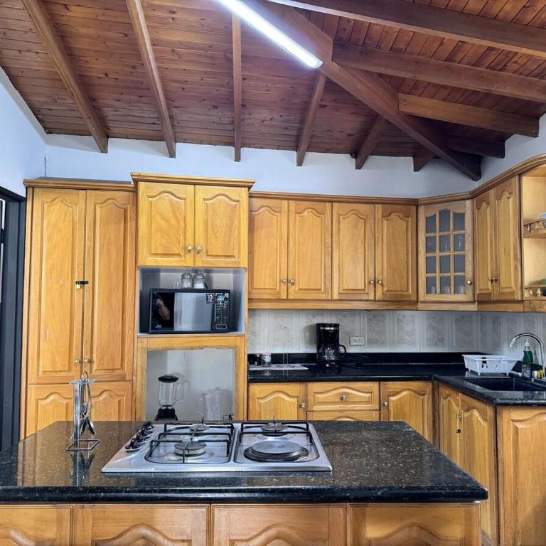 Apartamento cerca a Estadio con balcon y 5 habitaciones - Apartment - 5