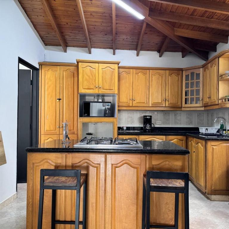 Apartamento cerca a Estadio con balcon y 5 habitaciones - Apartment - 24