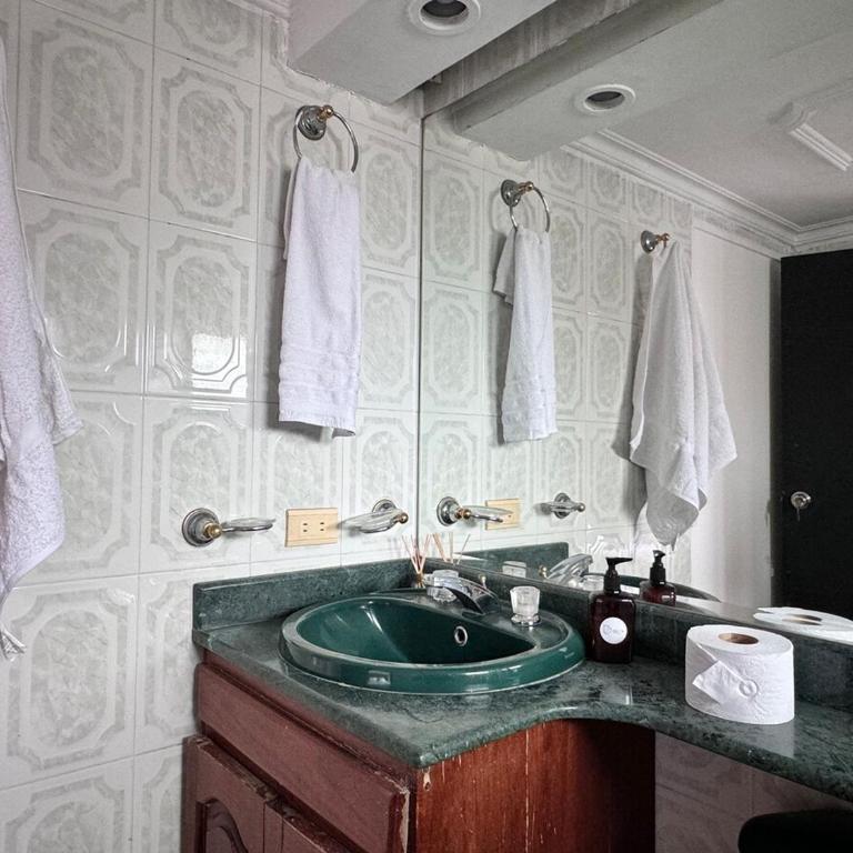 Apartamento cerca a Estadio con balcon y 5 habitaciones - Apartment - 42