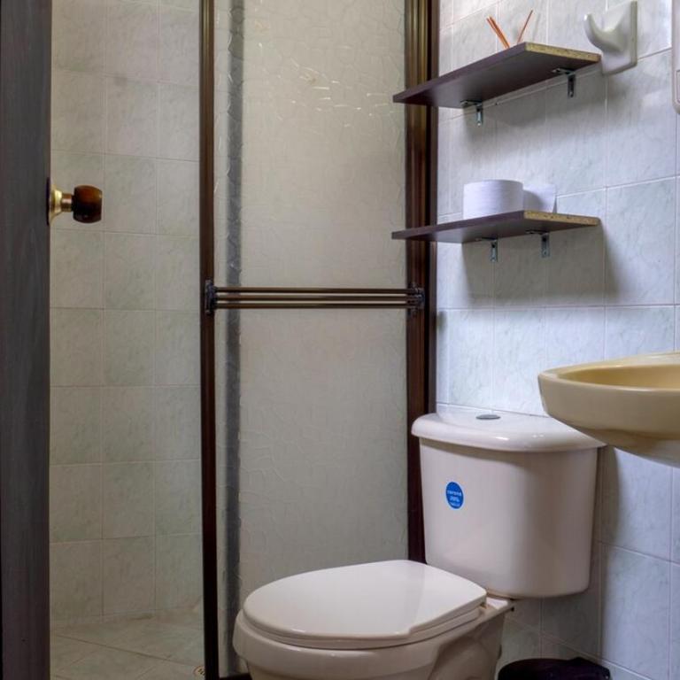 Apartamento cerca a Estadio con balcon y 5 habitaciones - Apartment - 44