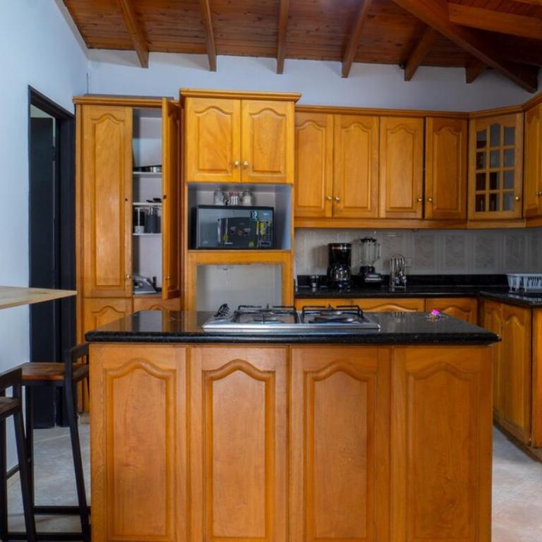 Apartamento cerca a Estadio con balcon y 5 habitaciones - Apartment - 50