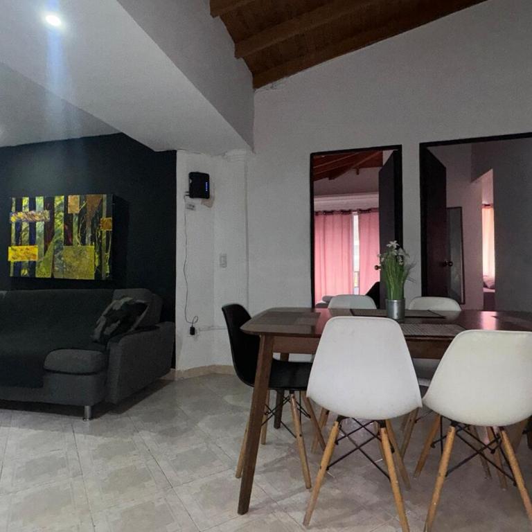 Apartamento cerca a Estadio con balcon y 5 habitaciones - Apartment - 53