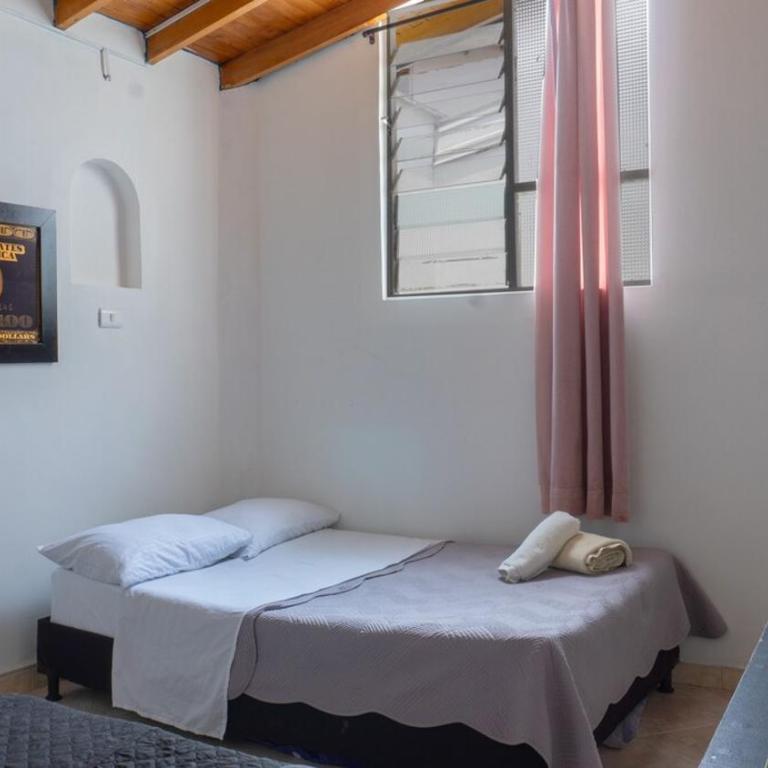 Apartamento cerca a Estadio con balcon y 5 habitaciones - Apartment - 55