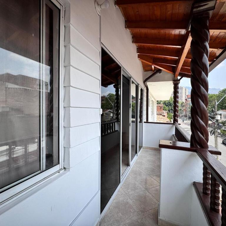 Apartamento cerca a Estadio con balcon y 5 habitaciones - Apartment - 61