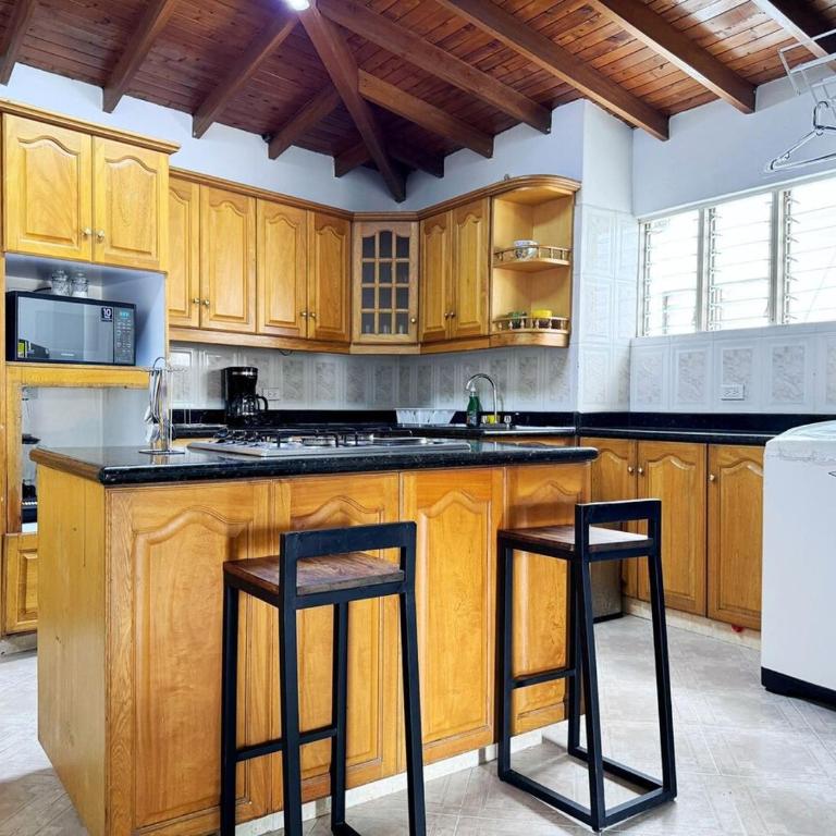 Apartamento cerca a Estadio con balcon y 5 habitaciones - Apartment - 70