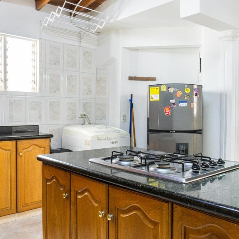 Apartamento cerca a Estadio con balcon y 5 habitaciones - Apartment - 48