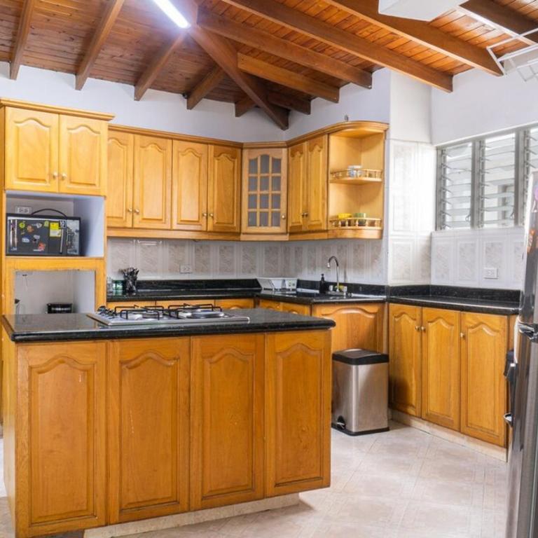 Apartamento cerca a Estadio con balcon y 5 habitaciones - Apartment - 81
