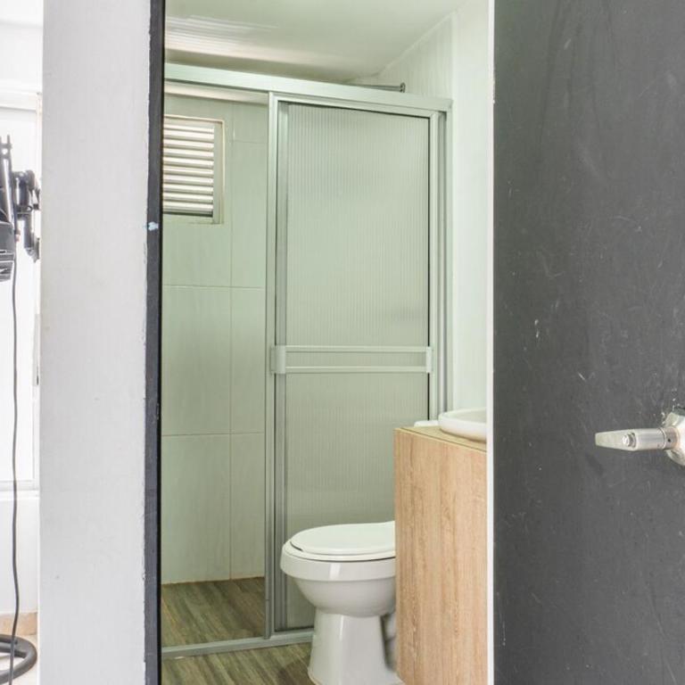 Apartamento cerca a Estadio con balcon y 5 habitaciones - Apartment - 86