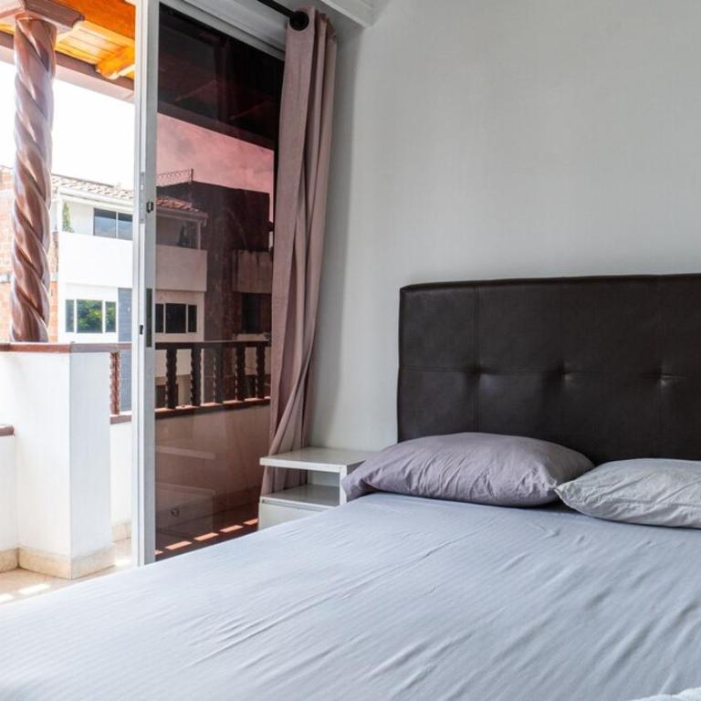 Apartamento cerca a Estadio con balcon y 5 habitaciones - Apartment - 28