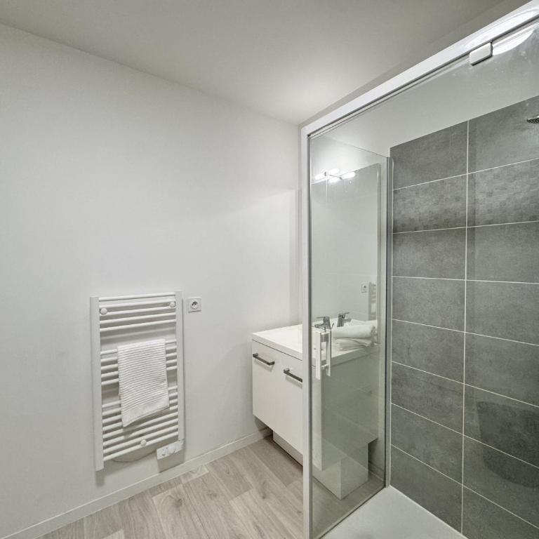 L'Azur - Parking - Balcon - Circuit 24h - 4 pers - Apartment with Balcony - 3