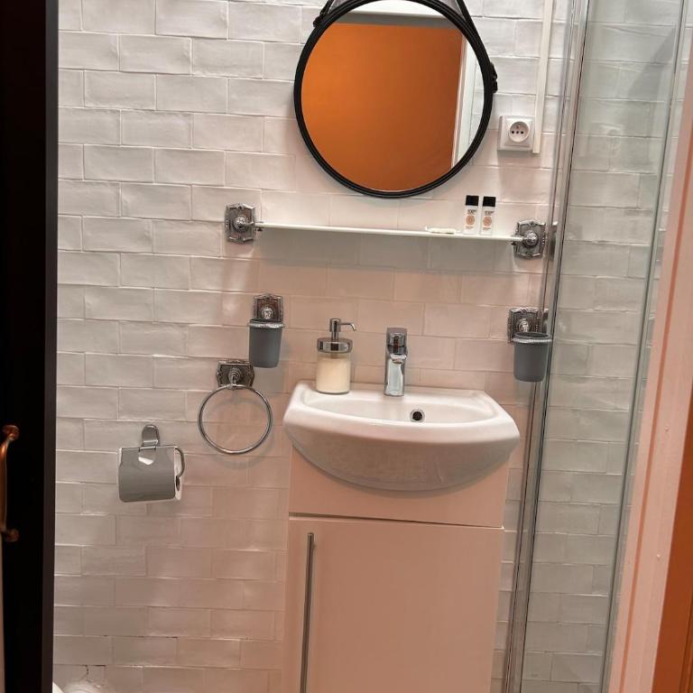 Studio Paris - Métro 7 Cadet - Quartier Faubourg-Montmartre - Apartamento de 1 dormitorio - 10