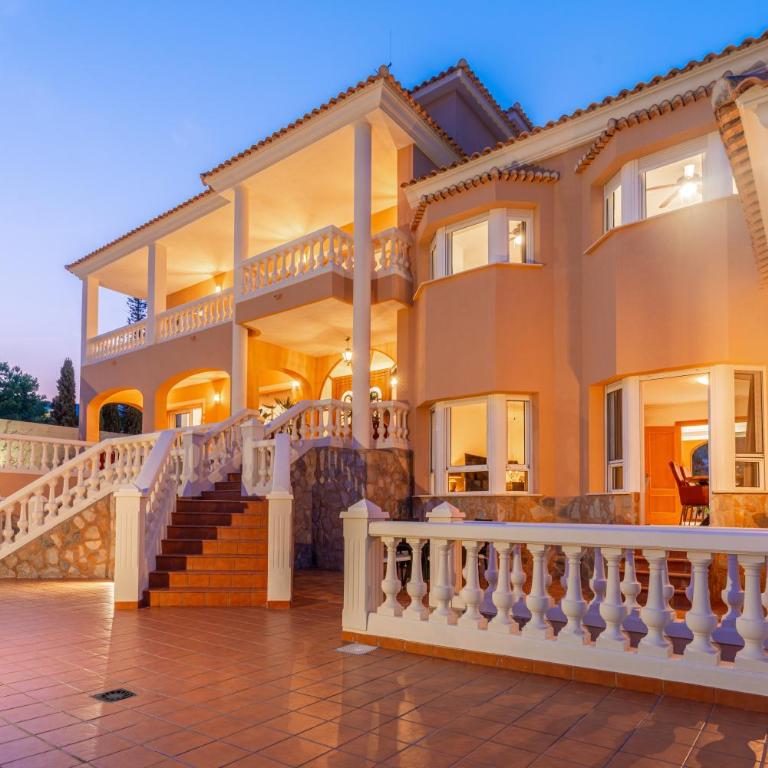 Luxury Villa Facing the Sea, With Swimming Pool - Villa - 2