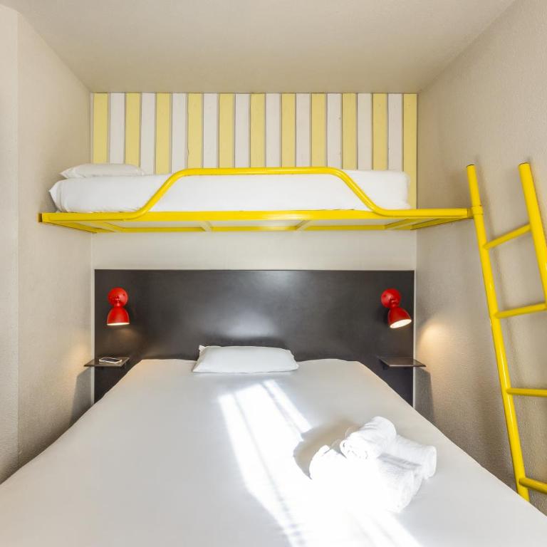 Greet Hotel Limoges Nord - Chambre Triple Communicante avec 2 Lits Doubles et 2 Lits Superposés - 8