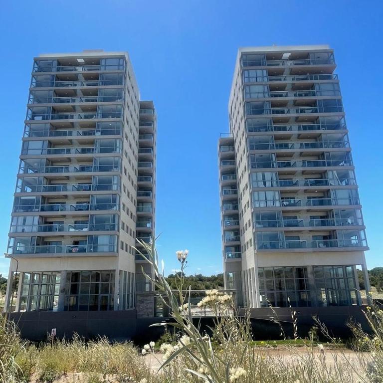 Departamento de lujo frente al mar con vista panorámica, pileta y cochera privada - Apartamento de 2 dormitorios - 19