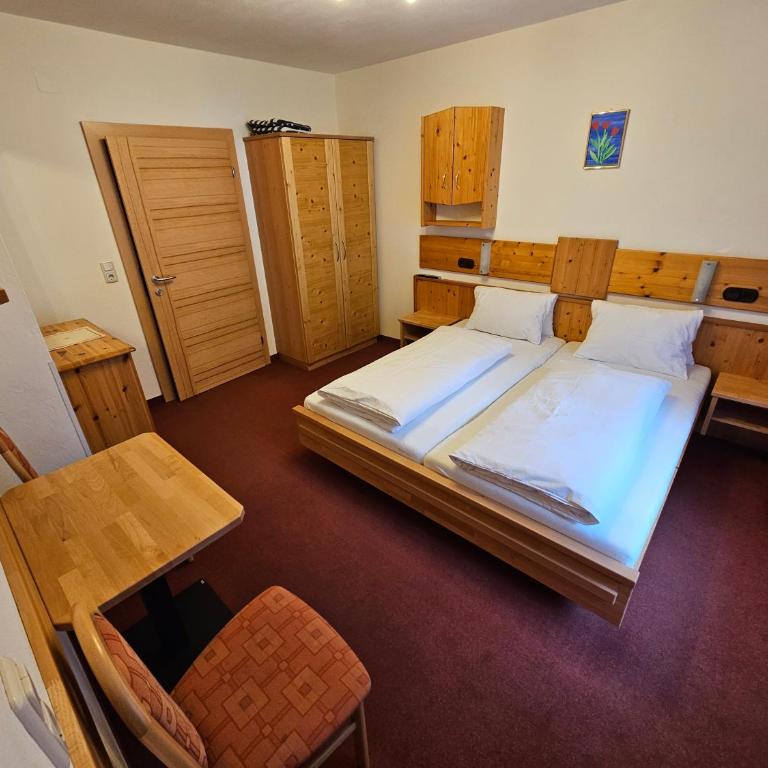 Pension Appartement Ambrosi - Doppelzimmer mit Balkon - 9