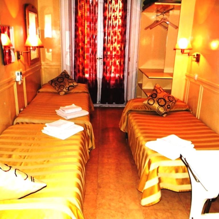 Hostal La Fontana - Triple Room with Balcony - 5