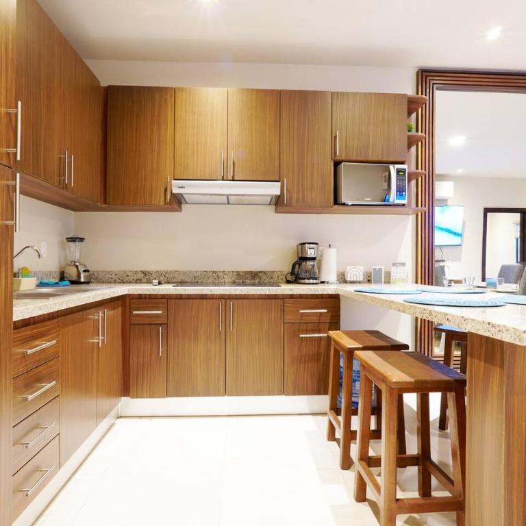 Selvanova Coto8 10min Beach,Gyms,Pools,WIFI 200MB - Three-Bedroom Apartment - 8