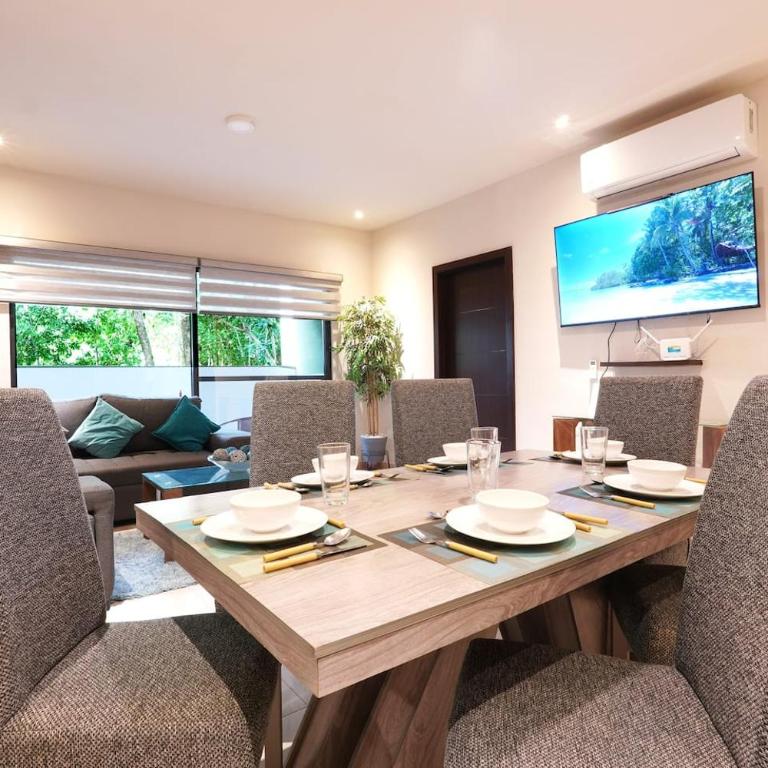 Selvanova Coto8 10min Beach,Gyms,Pools,WIFI 200MB - Three-Bedroom Apartment - 10