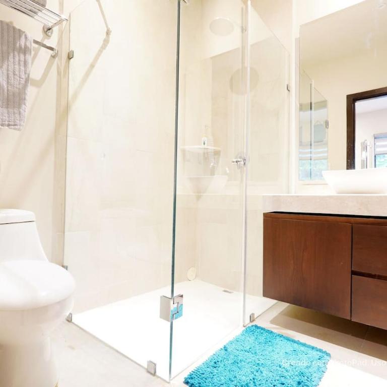 Selvanova Coto8 10min Beach,Gyms,Pools,WIFI 200MB - Three-Bedroom Apartment - 15