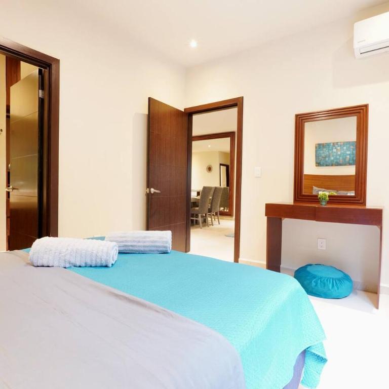 Selvanova Coto8 10min Beach,Gyms,Pools,WIFI 200MB - Three-Bedroom Apartment - 12