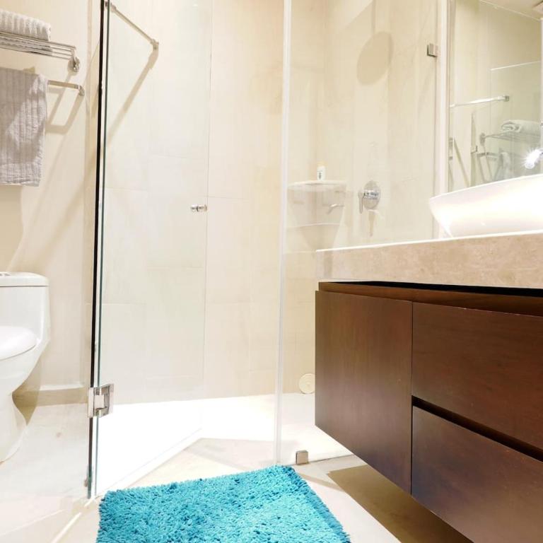 Selvanova Coto8 10min Beach,Gyms,Pools,WIFI 200MB - Three-Bedroom Apartment - 14