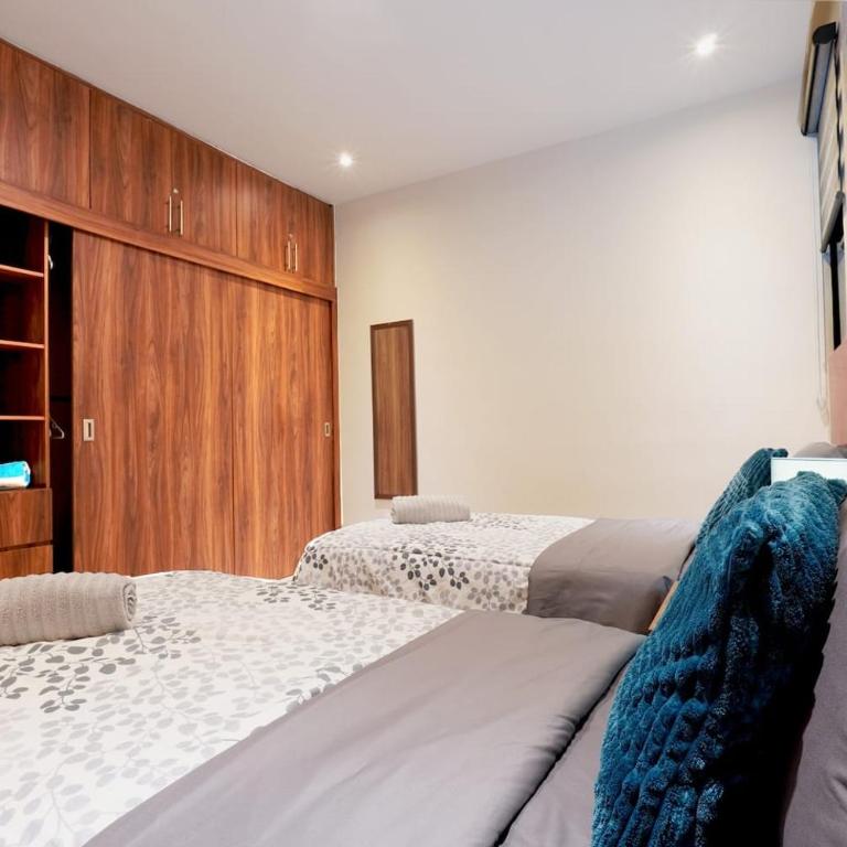 Selvanova Coto8 10min Beach,Gyms,Pools,WIFI 200MB - Three-Bedroom Apartment - 24
