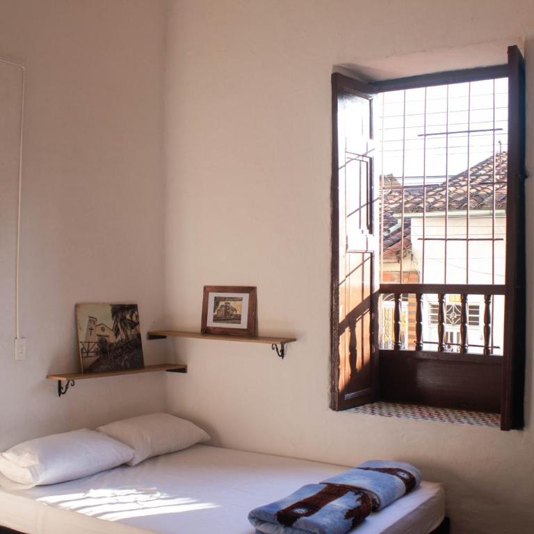 Hostal Mi Tierrita - Habitación Familiar con balcón - 11