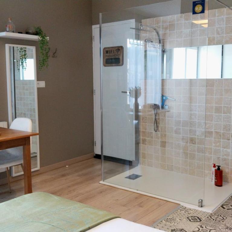 Chambres d'hôtes "Chez Lyly et Juju" Piscine&Sauna Parking Gratuit - Suite avec Balcon - 18