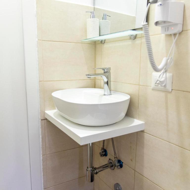 Susy's Guest House - Room Spagna - Camera Singola con Bagno Privato - 18