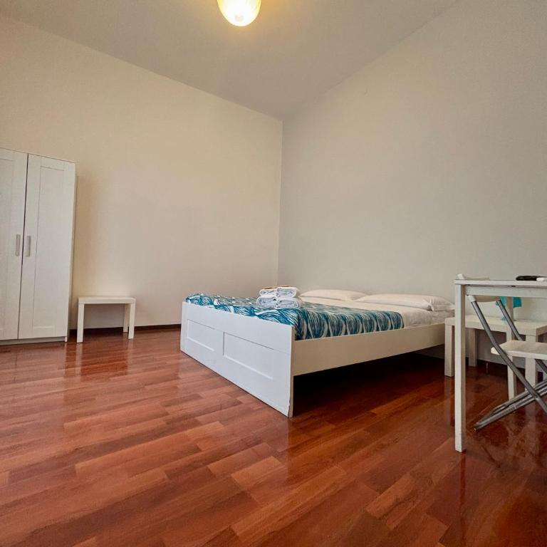 Castelnuovo Rooms #Politeama - Camera Matrimoniale Standard con Bagno in Comune - 9
