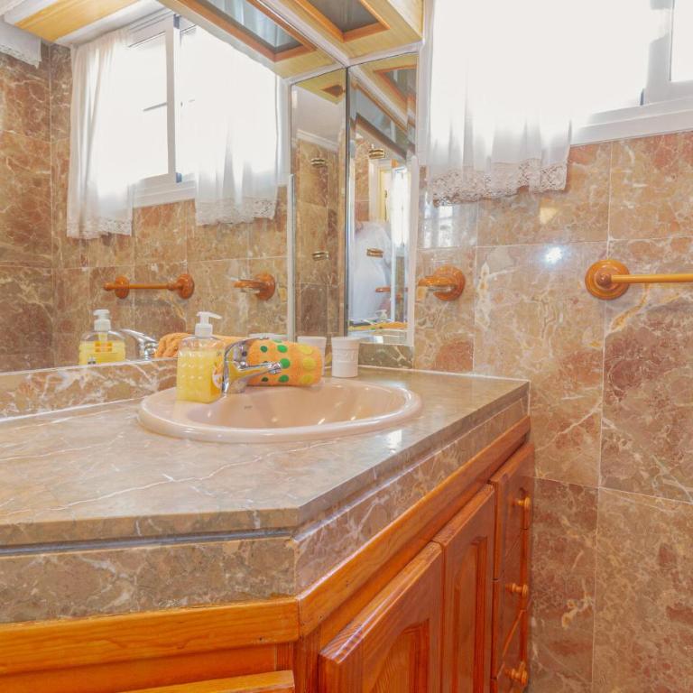 2 Bedroom Amazing Apartment In Torrevieja - Two-Bedroom Apartment - 12