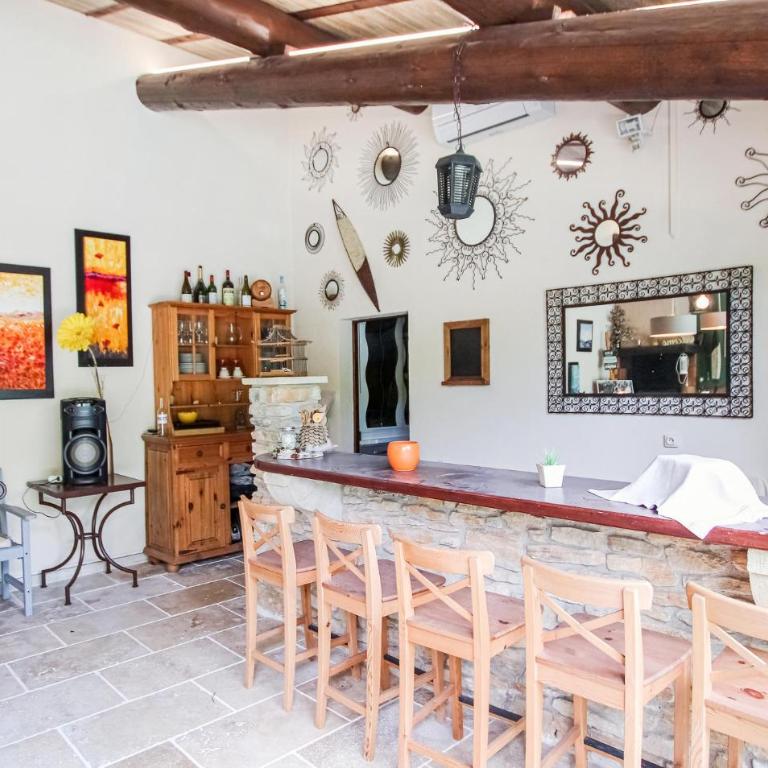 Amazing Home In Carpentras With Private Swimming Pool, Can Be Inside Or Outside - Maison de Vacances 1 Chambre - 10