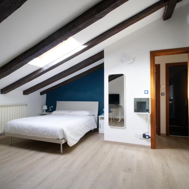 Il Gabbiano, Mansarda a Trieste - Appartamento con 1 Camera da Letto - 1