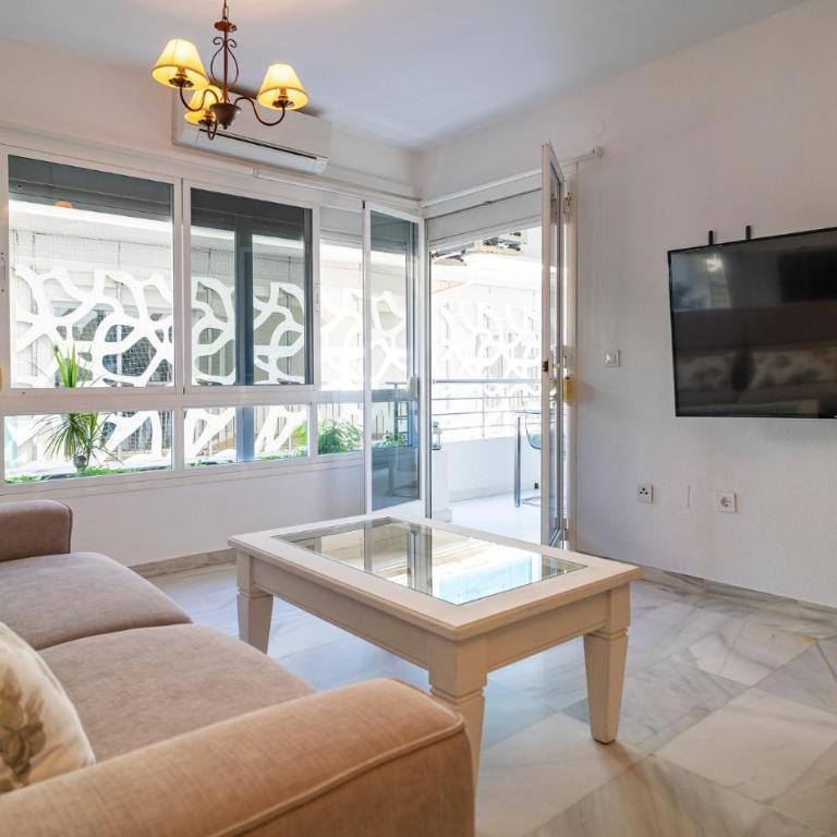 1 Bedroom Lovely Apartment In Fuengirola - Apartamento de 1 dormitorio - 2
