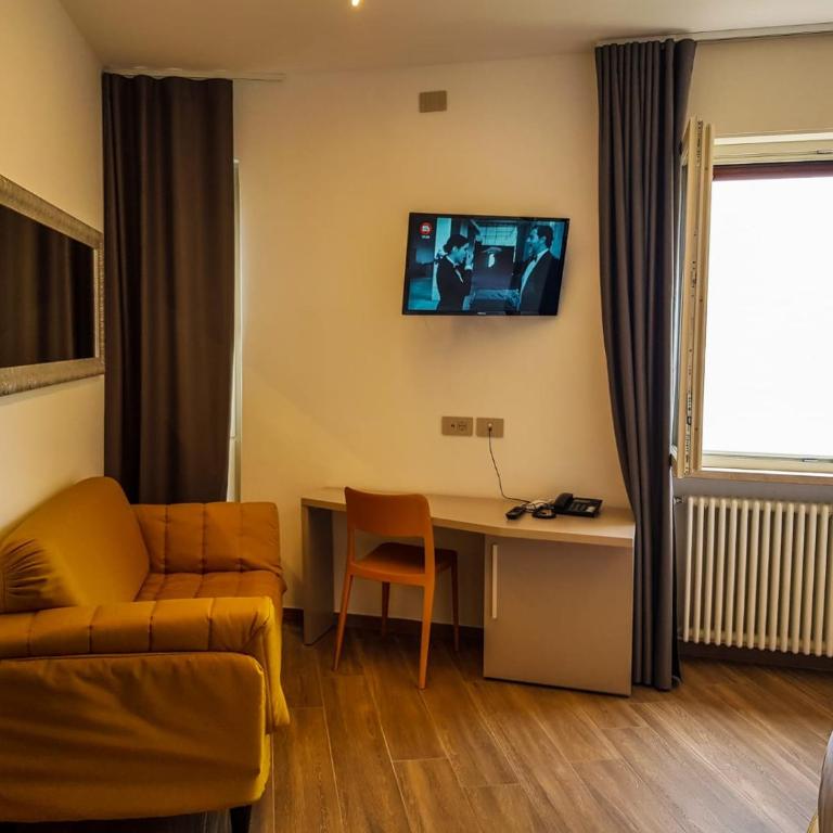 Hotel Pace - Deluxe Double or Twin Room with Lake View - 2