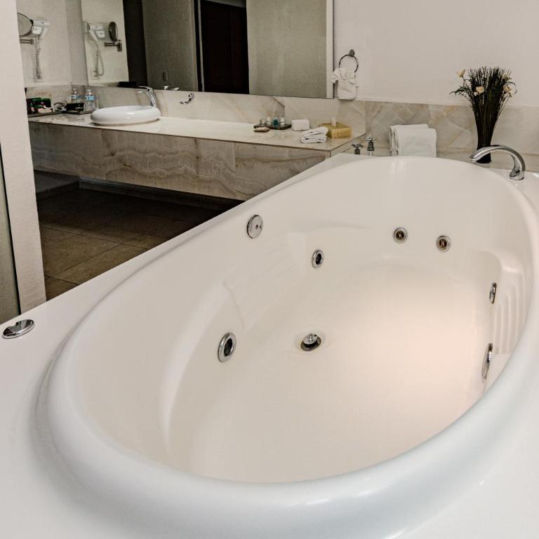 Radisson Hotel Cuernavaca - Suite - 1 cama extragrande - Adaptada para personas con discapacidad - No fumadores - 6