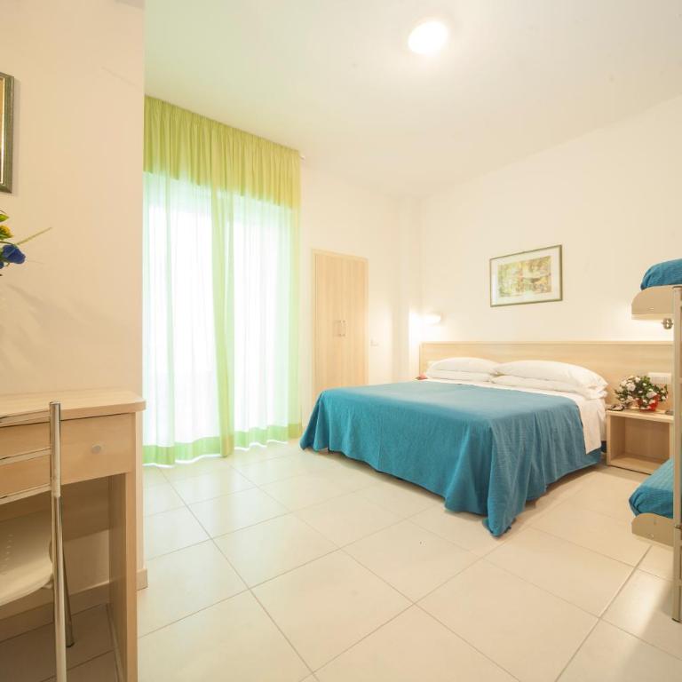 Hotel Lara - Standard Quadruple Room - 6