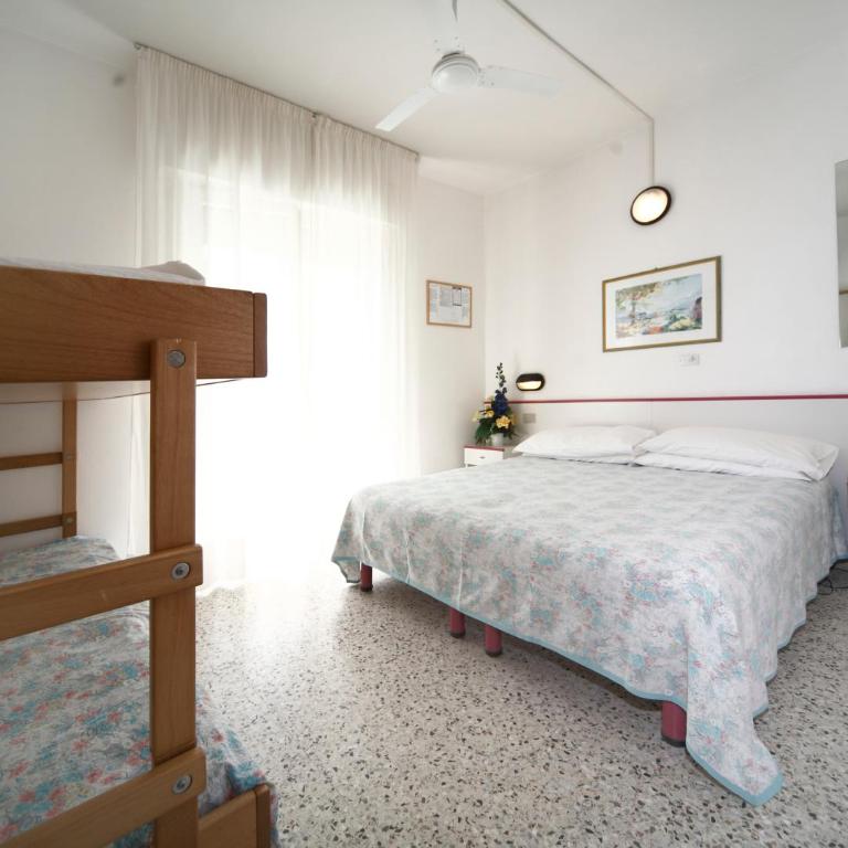 Hotel Lara - Economy Quadruple Room - 3