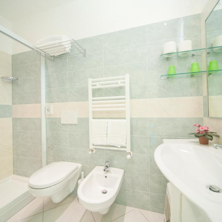 Hotel Lara - Standard Quadruple Room - 2