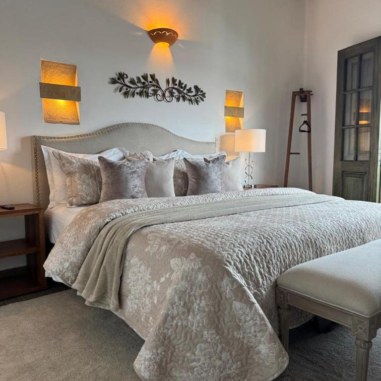 Santa Lucía Casa Hotel - Habitación con cama extragrande y balcón - 5