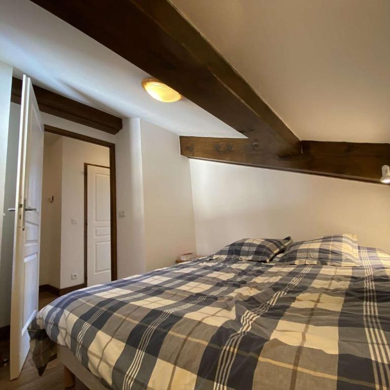 Charmant T3 avec piscine et balcon, proche station - Two-Bedroom Apartment - 3