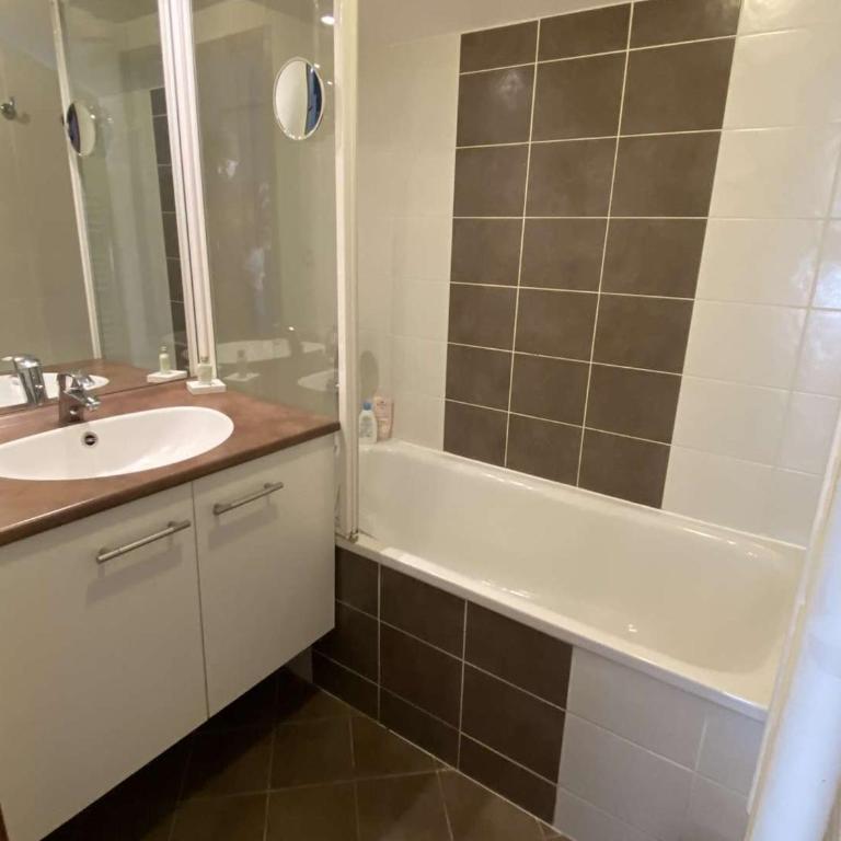 Charmant T3 avec piscine et balcon, proche station - Two-Bedroom Apartment - 4