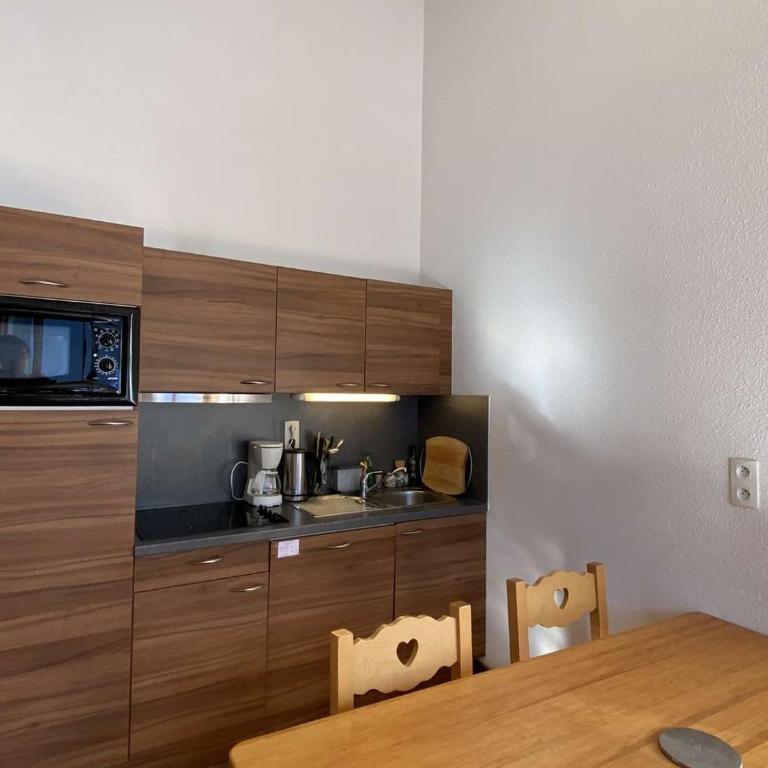 Charmant T3 avec piscine et balcon, proche station - Two-Bedroom Apartment - 5
