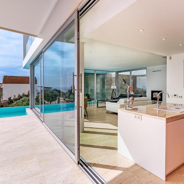 Beach Front Home In Granada - Five-Bedroom Holiday Home - 4