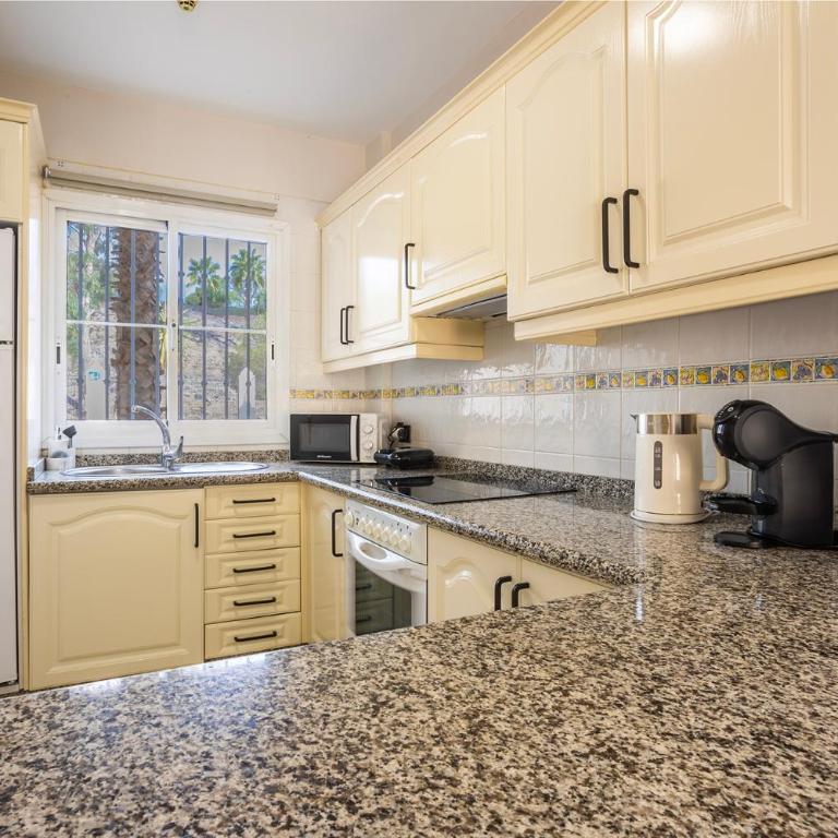 EMILIA - Los Cristianos, heated pool, spacious terrace, fibre net, tv channels - Two-Bedroom Apartment - 19