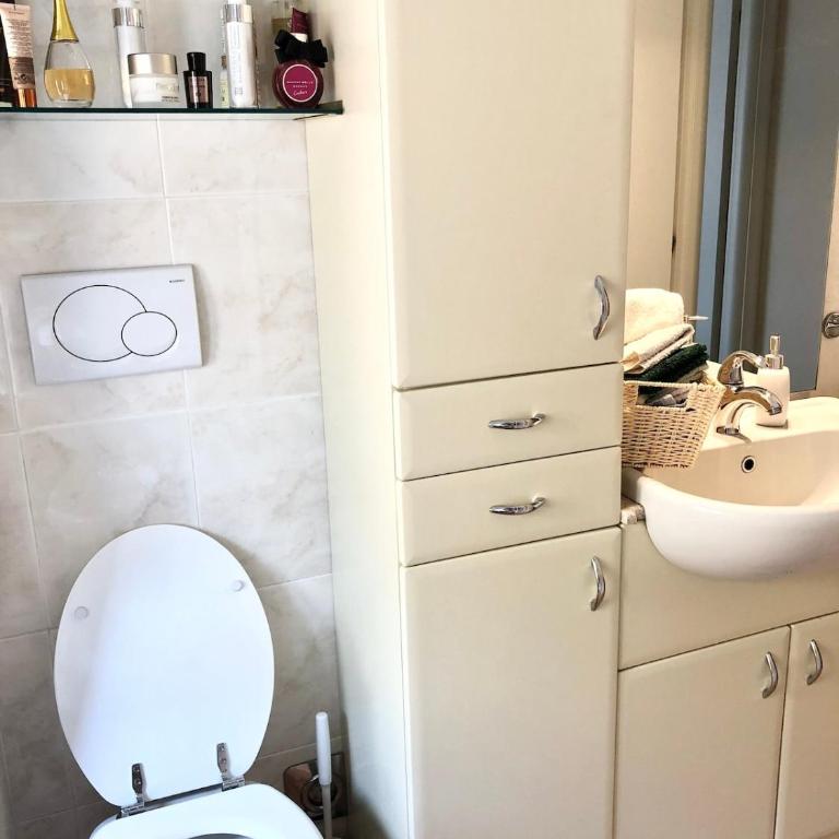 Cozy and Deluxe Apartment minutes from downtown - One-Bedroom Apartment - 10