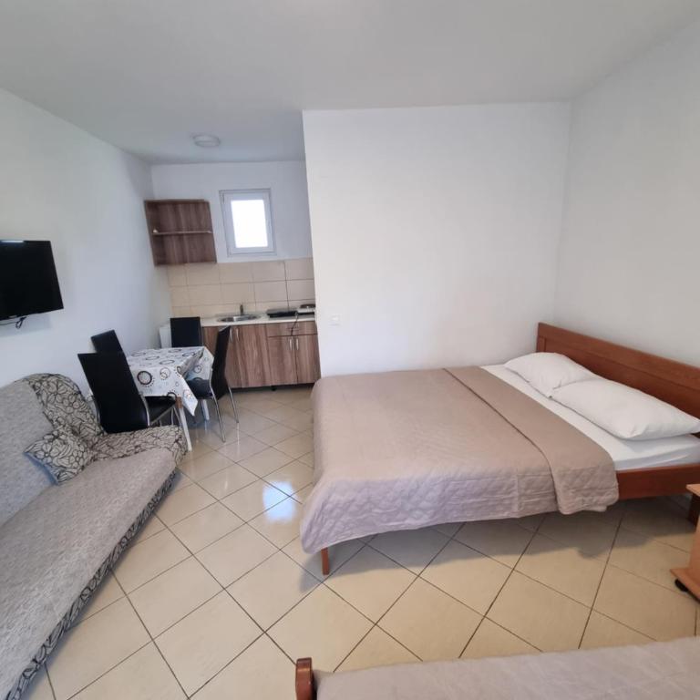Apartman-Studio Matanović- Save Kovačevića - Četvorokrevetna Soba sa Sopstvenim Kupatilom - 1